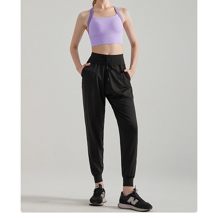Custom-WholeSale-Breathable-Quick-Drying-Leggings-black-model